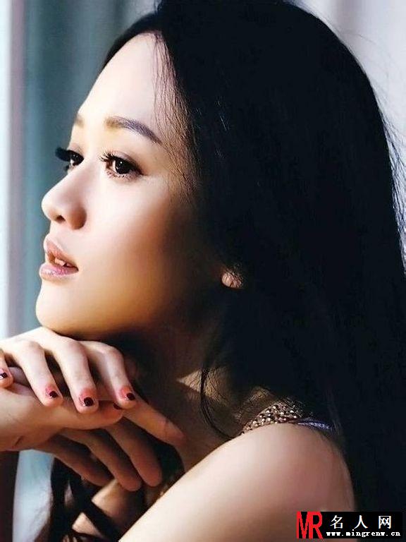 陈乔恩低胸连衣裙登《优家画报》封面(1)