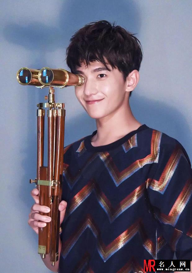 杨洋EasyIdol鬼马写真 演绎时尚轻熟男(1)