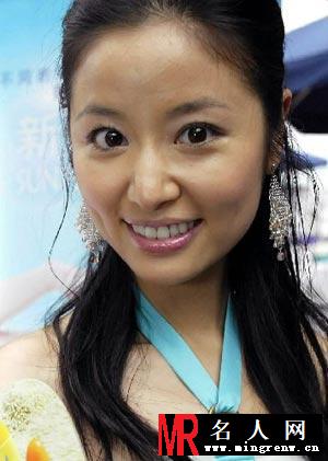 美肌2004颁奖典礼 林心如蓝白吊带裙水嫩出席(1)