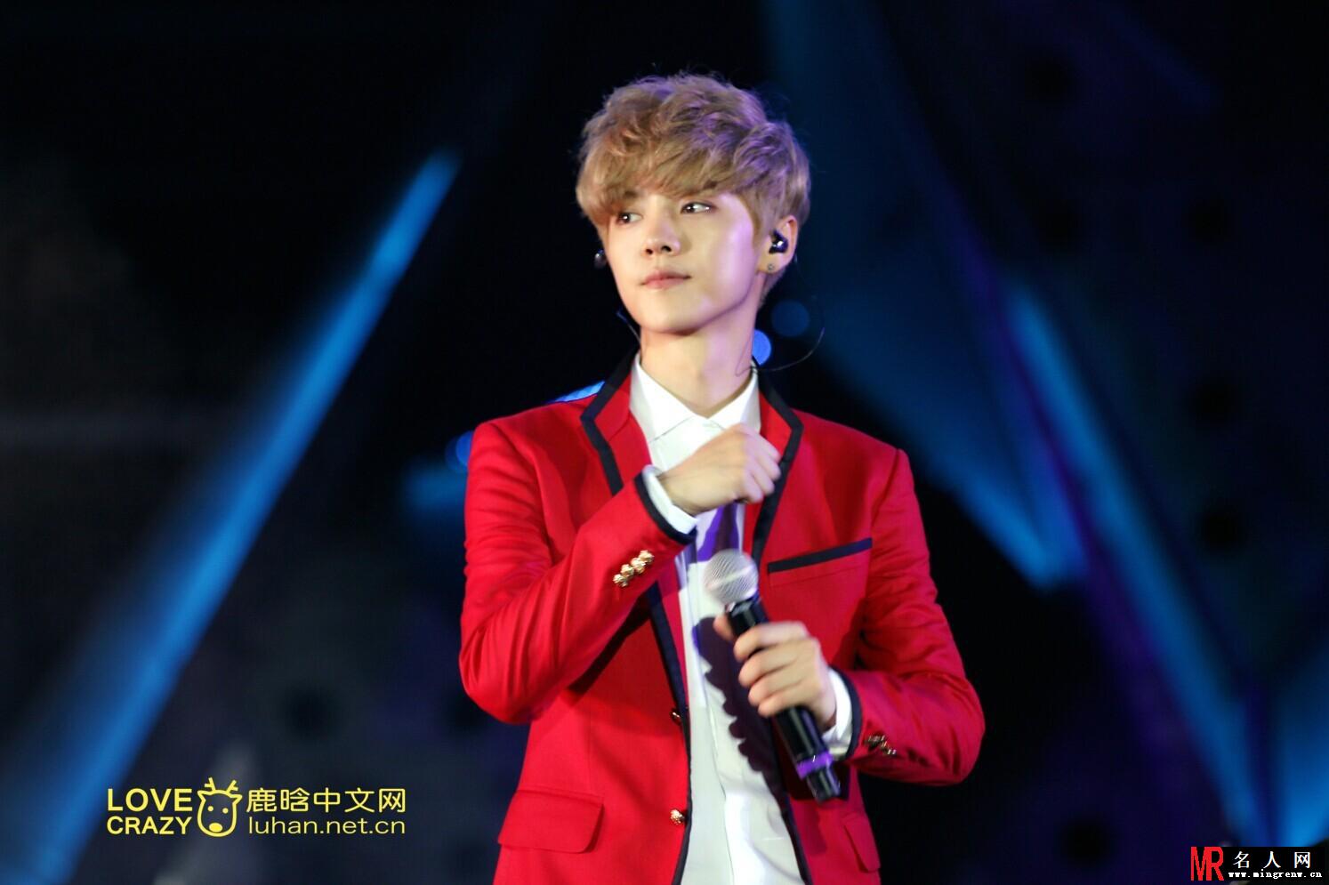 鹿晗2014年与EXO众成员韩国一巡演唱会 红色西装童颜可爱(1)