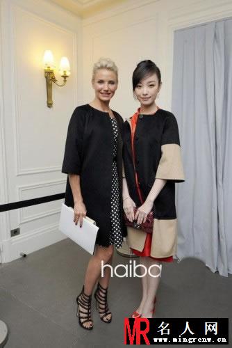 倪妮巴黎观看春夏秋冬装高定 与吴奇隆合照笑容甜美(1)
