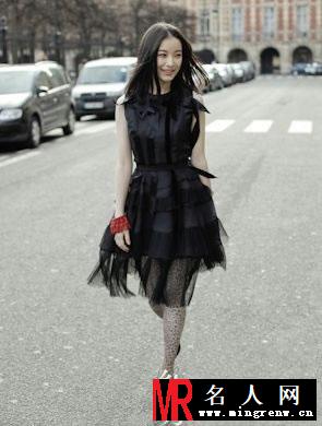 倪妮2012登红秀2月刊 笑容甜美身材性感(1)