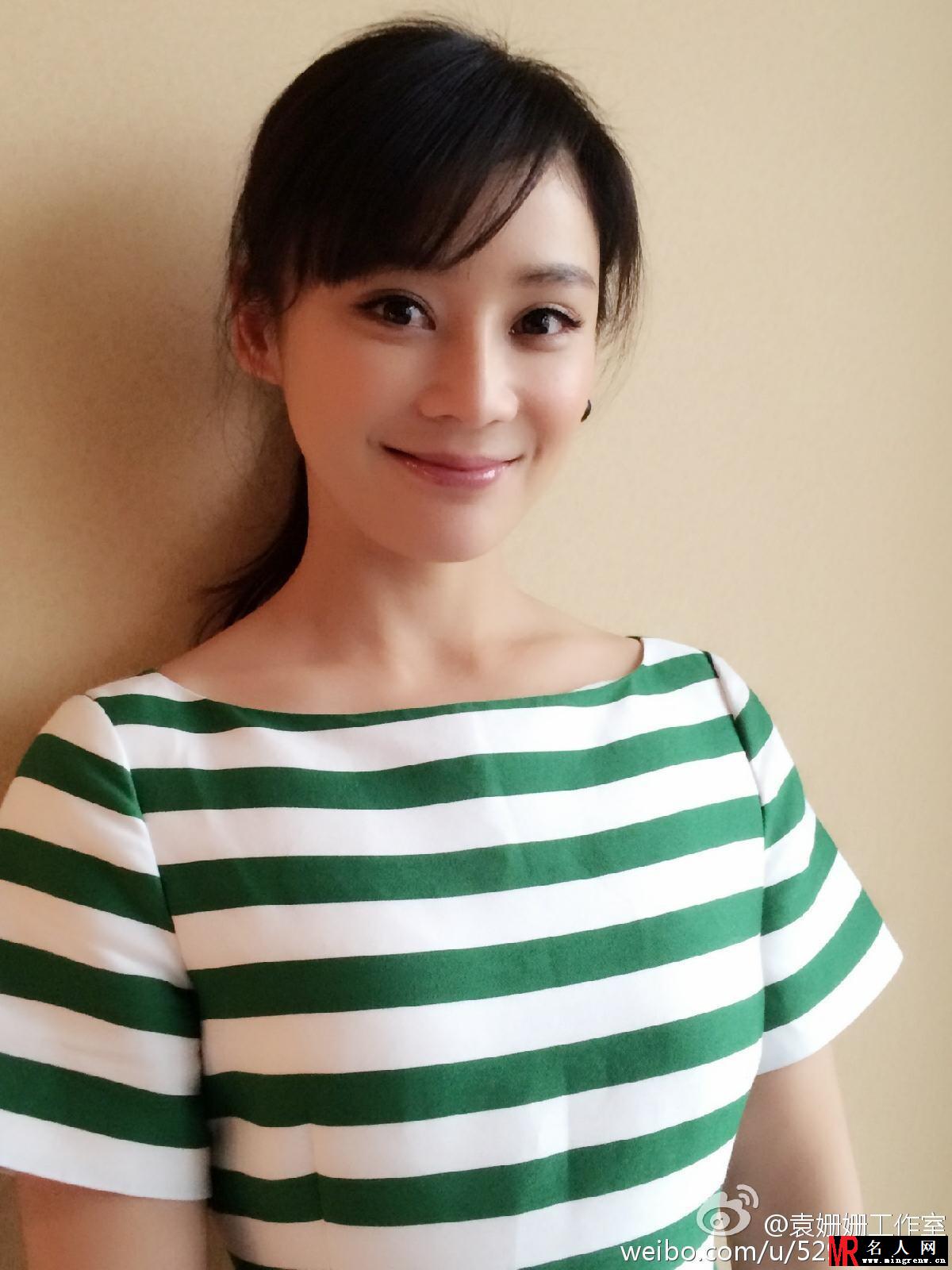 珀莱雅见面会 袁姗姗条纹长裙出席(1)