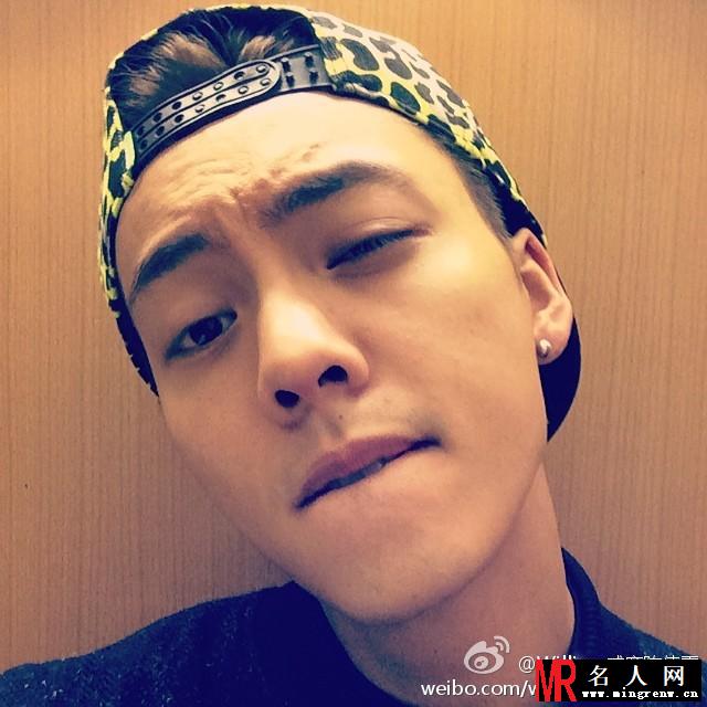 陈伟霆微博自拍2014上半年合集 与李易峰再次合作默契自拍(1)