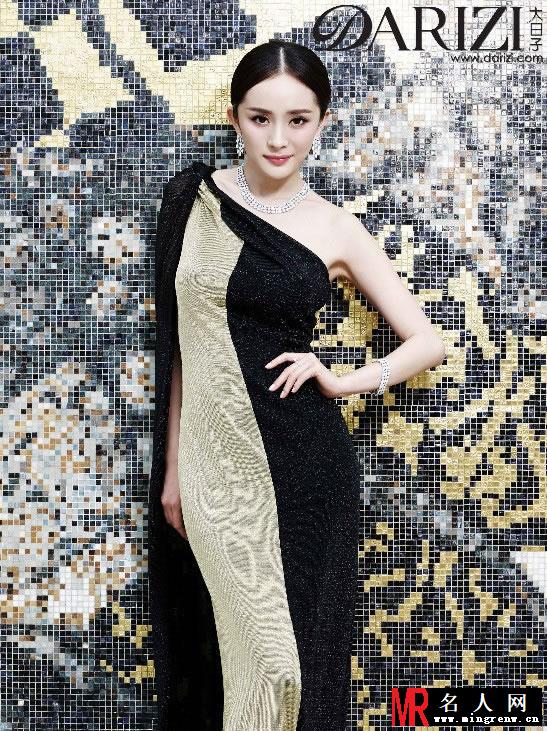 杨幂2013《大日子》写真 抹胸婚纱露双峰(1)