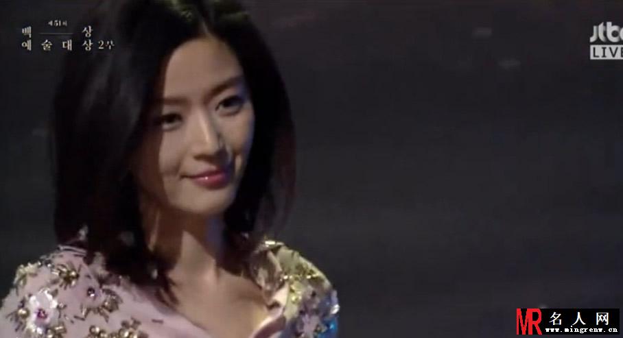 全智贤短发亮相韩国百想艺术大赏 女神光芒照耀全场(1)