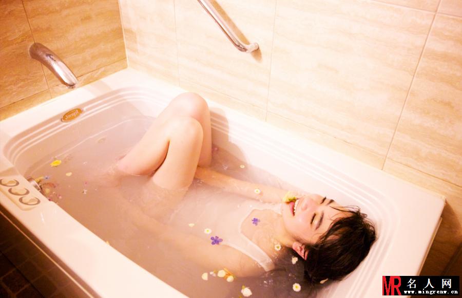 小松菜奈湿身拍摄酒店沐浴香艳写真 网友惊叹：“肯定火！”(1)