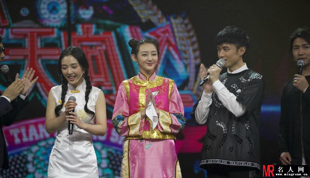 《天天向上》小默笙吴倩高清剧照 扮演依萍跳河(1)