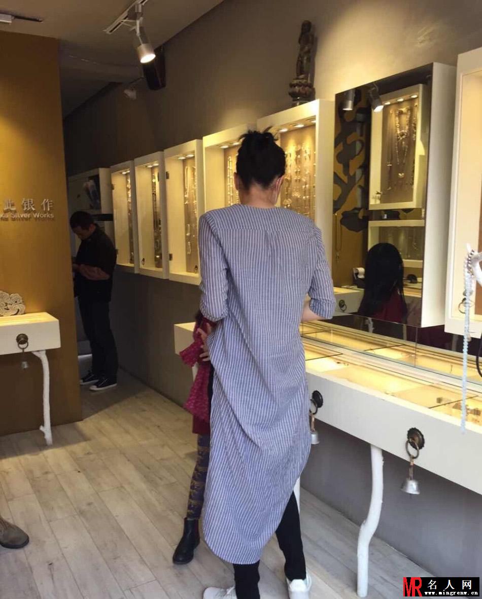 天后王菲携女儿李嫣出游 遭路人疯狂拍摄(1)