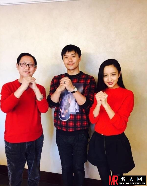 看明星怎么过春节 李小璐全家红装拜年(1)