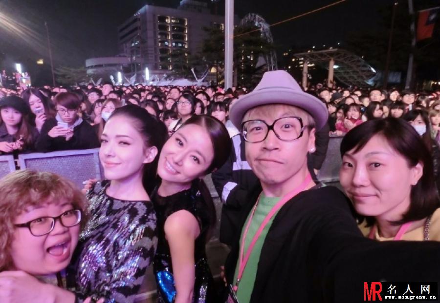 林心如许玮宁搞怪自拍 嘟嘴献吻获网友点赞(1)