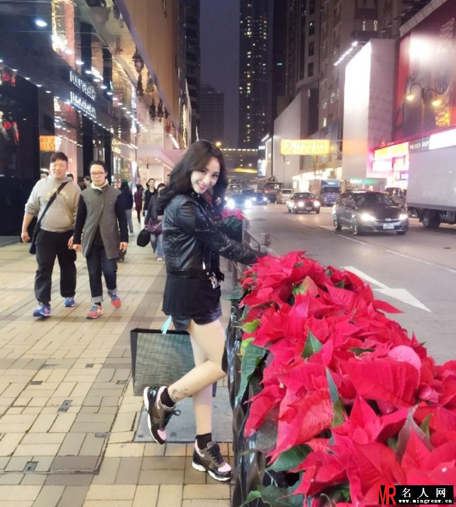 柳岩街头自拍 大秀修长美腿(1)