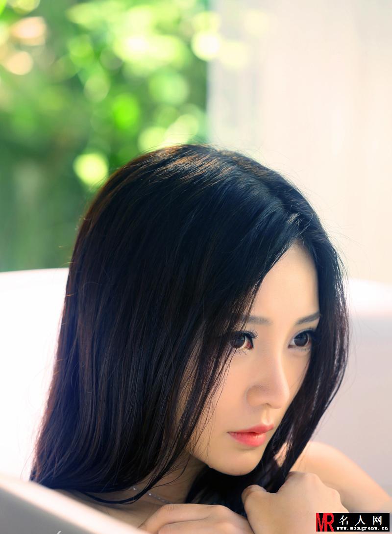 柳岩新曲MV花絮曝光 裸露美肩魅惑十足(1)