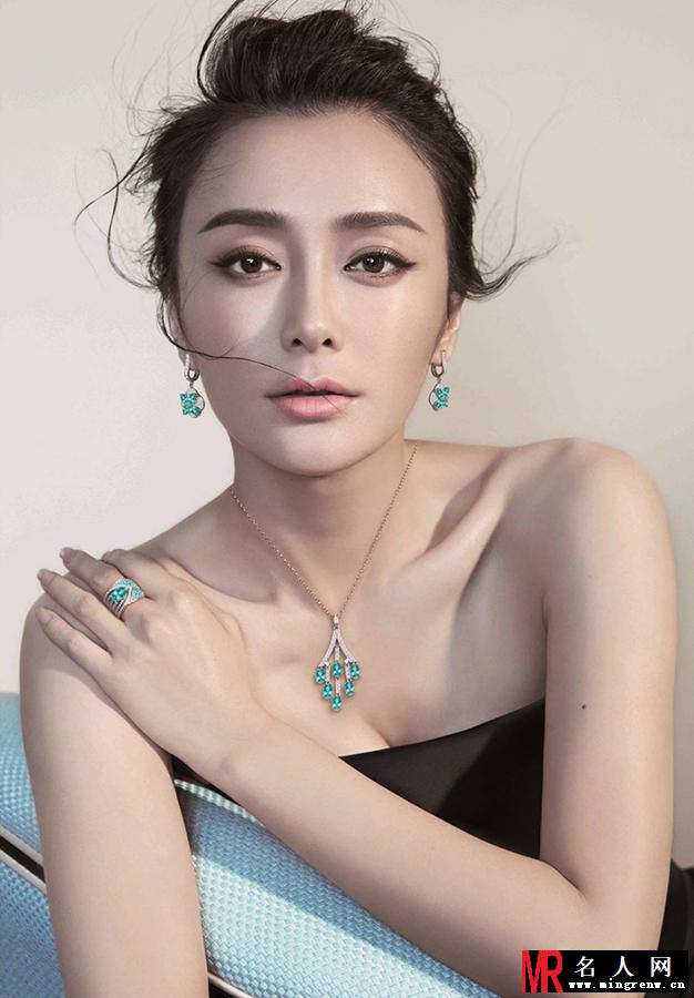 秦岚熟女写真 秀香肩展气质(1)
