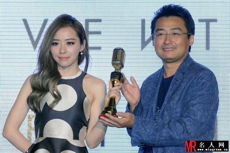 张靓颖波点裙现身庆功会 卷发造型尽显女人味(1)