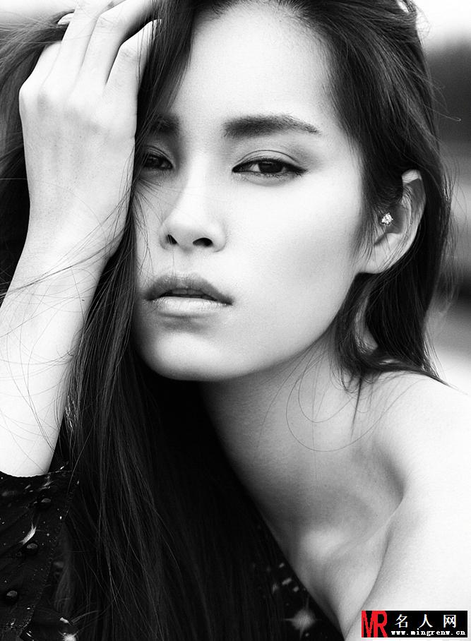 田蕾希黑白质感写真 展慵懒冷艳范(1)