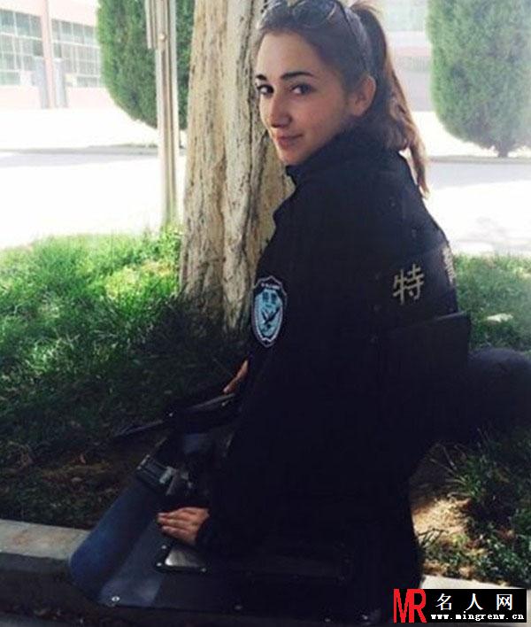 新疆反恐女特警微博走红 姣好容颜获赞(1)
