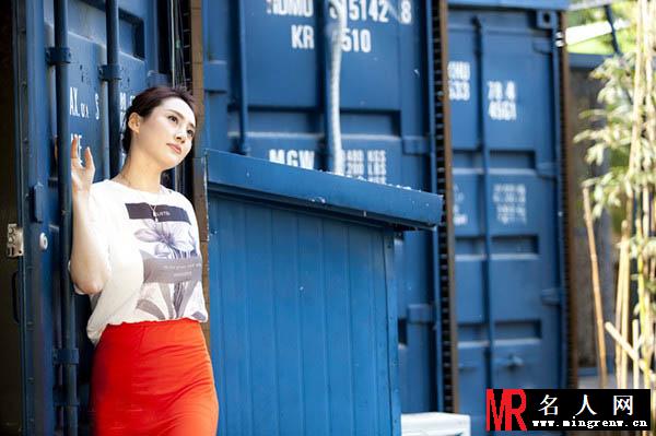 王滢户外甜美写真 尽显温婉清新(1)