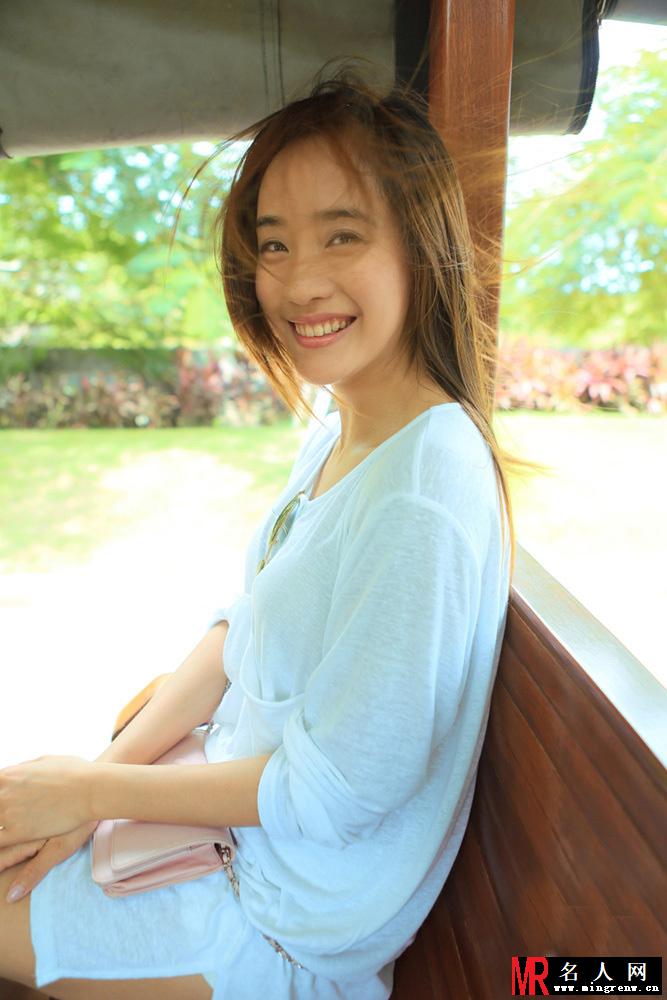王智素颜度假曝光 休闲装出镜活力十足(1)