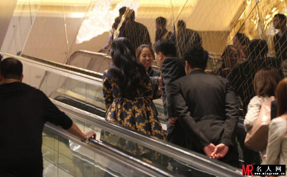 范冰冰连身裙现身酒店活动 遭记者围堵追拍(1)