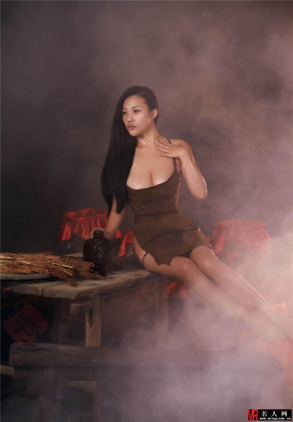H奶苏梓玲最新全裸大片 大尺度诠释风骚酒娘(1)