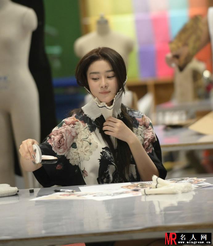 张馨予为《女神的新衣》设计服装 神态认真乐在其中(1)