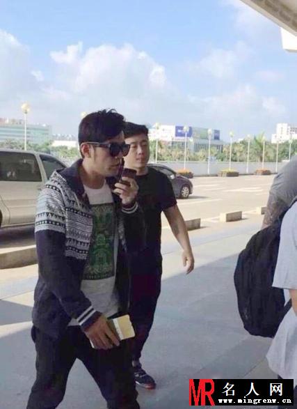周杰伦握手机现身 疑与爱妻昆凌语音聊天显甜蜜(1)
