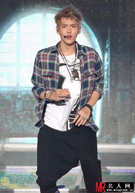 2013年韩国首尔showchampion吴亦凡现身表演帅气阳光(1)