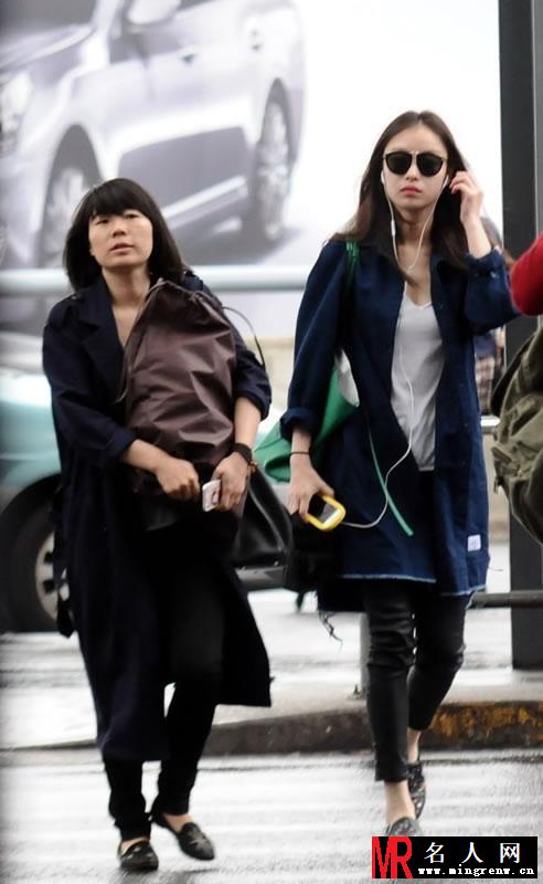 倪妮机场被偷拍大汇总 跟可爱婴儿卖萌互动(1)