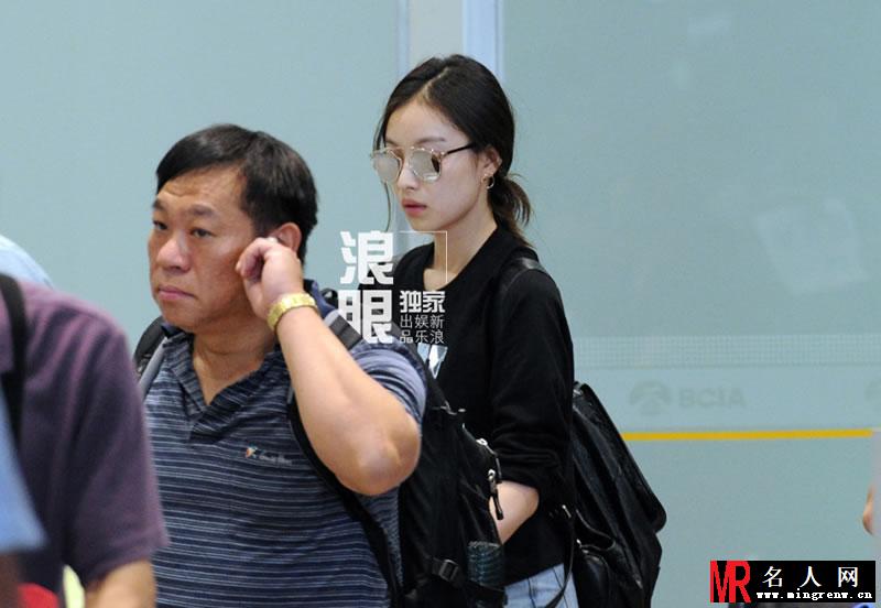 倪妮机场被偷拍大汇总 跟可爱婴儿卖萌互动(1)