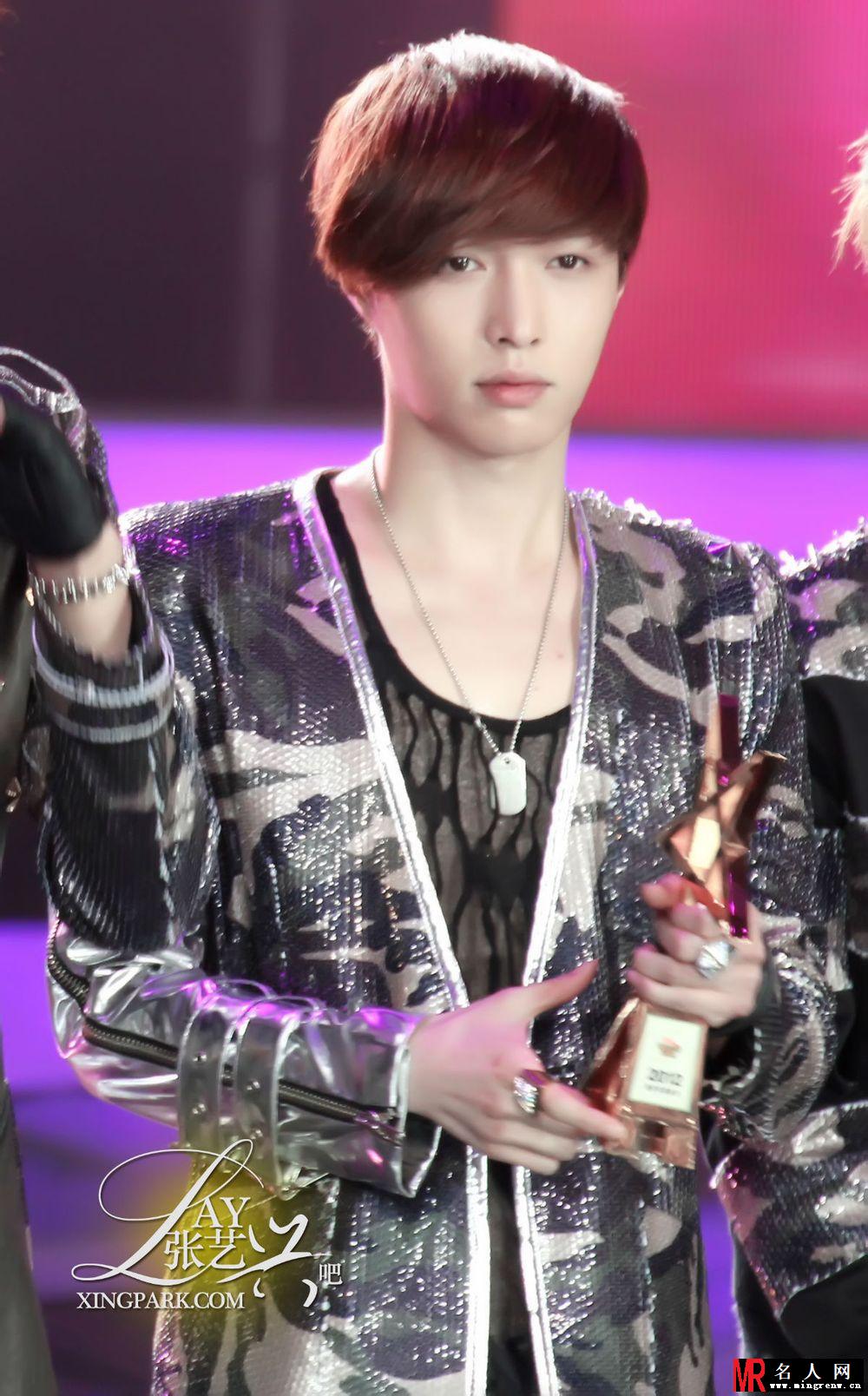 EXO张艺兴2012年亮相新人盛典 华丽衣着耀眼全场(1)