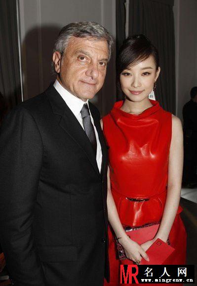 倪妮巴黎观看春夏秋冬装高定 与吴奇隆合照笑容甜美(1)