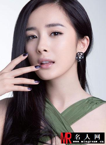杨幂2012《BQ》杂志写真 清新装扮宛如少女(1)