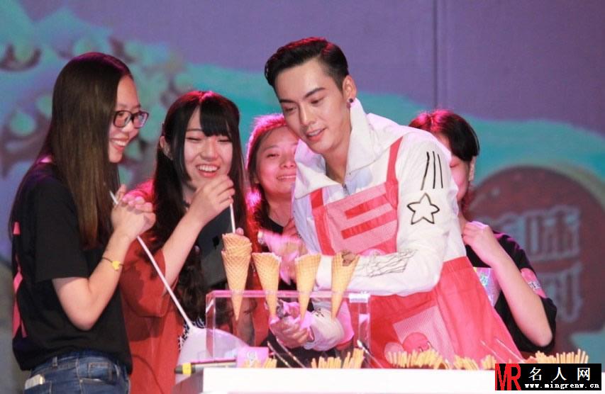 Angelababy前男友陈伟霆活动现场撒娇女粉丝 男性魅力无敌(1)