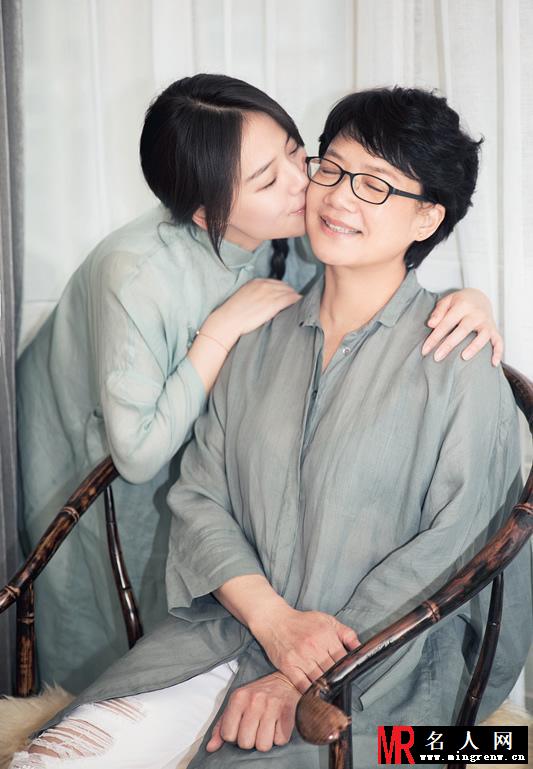 马思纯曝光母亲节写真 携母亲出镜演绎爱的温暖(1)