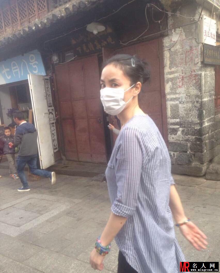 天后王菲携女儿李嫣出游 遭路人疯狂拍摄(1)