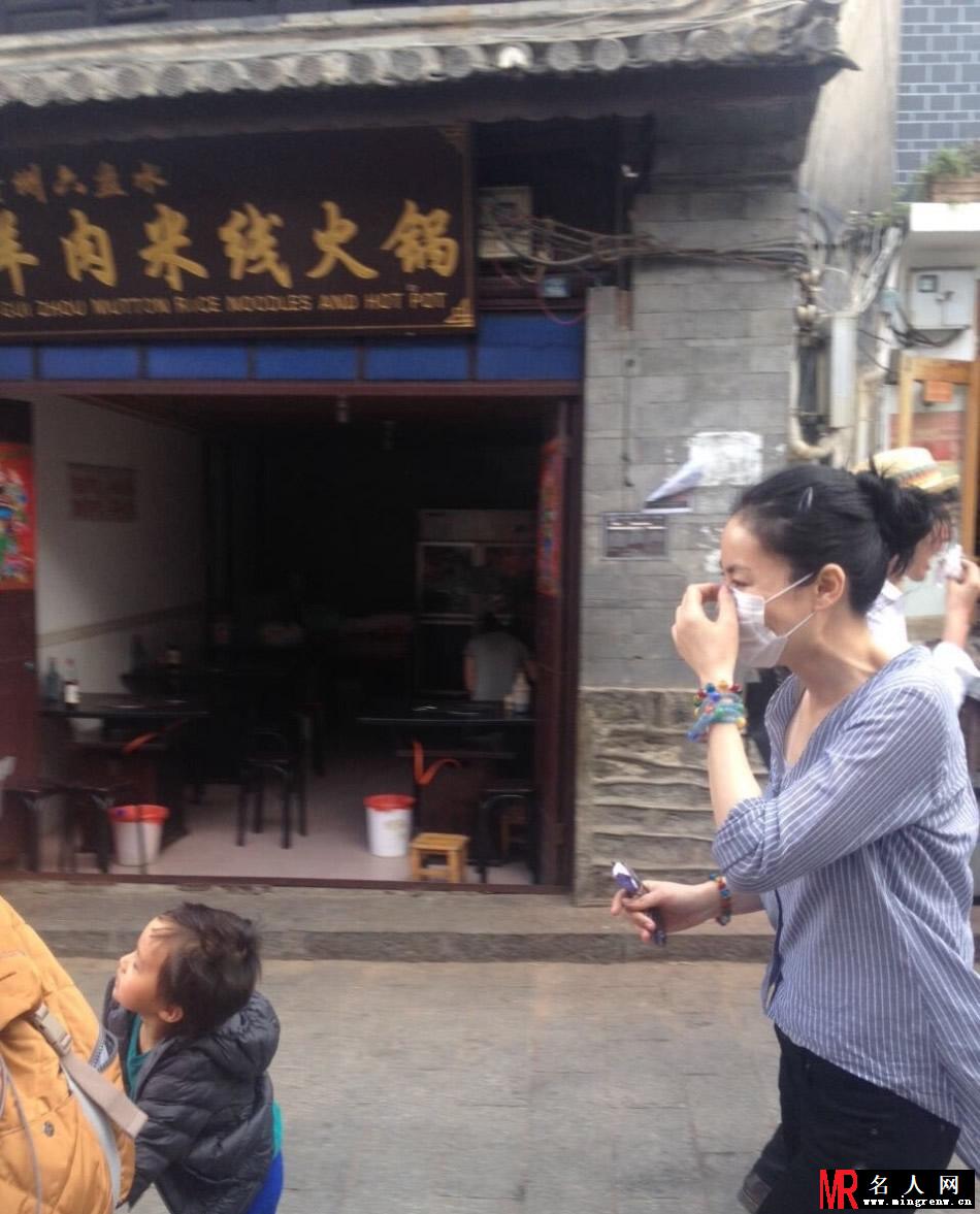 天后王菲携女儿李嫣出游 遭路人疯狂拍摄(1)