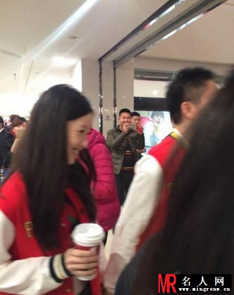 刘强东携奶茶妹妹逛商场 情侣装现身引围观(1)