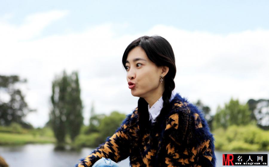 王丽坤现身霍比特人村 素颜女神清新可人(1)