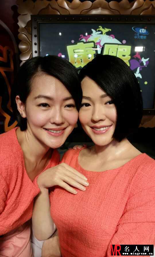 小S与自己蜡像合影 自挖鼻孔雷翻网友(1)