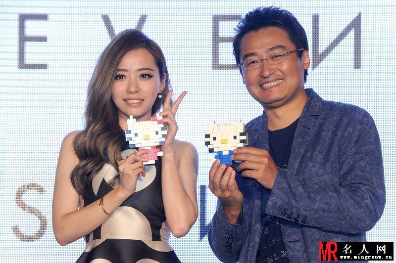 张靓颖波点裙现身庆功会 卷发造型尽显女人味(1)