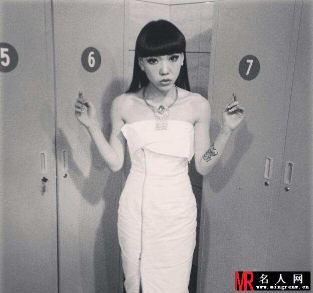 吴莫愁黑白写真 诡异妆容遭吐槽(1)