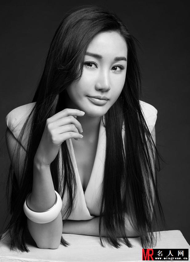 刘璐珈黑白写真 长发飘飘展迷人气质(1)