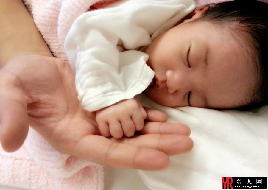 陈晓东微博晒萌女娃 温馨甜蜜全家福(1)