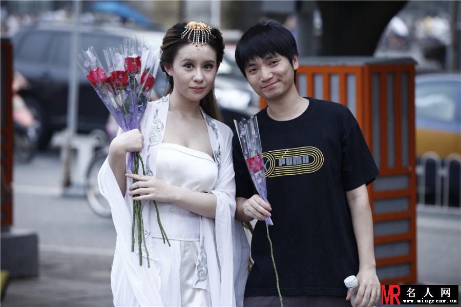 高彩琪化身白衣织女 为路人送上七夕玫瑰(1)