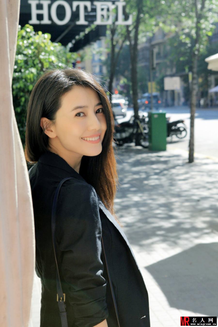 高圆圆曝畅游欧洲美照 笑容甜美清新可人(1)
