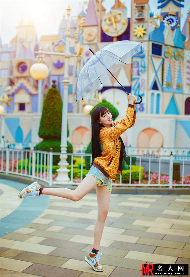 武大校花黄灿灿最新写真 迪士尼游玩显童趣(1)