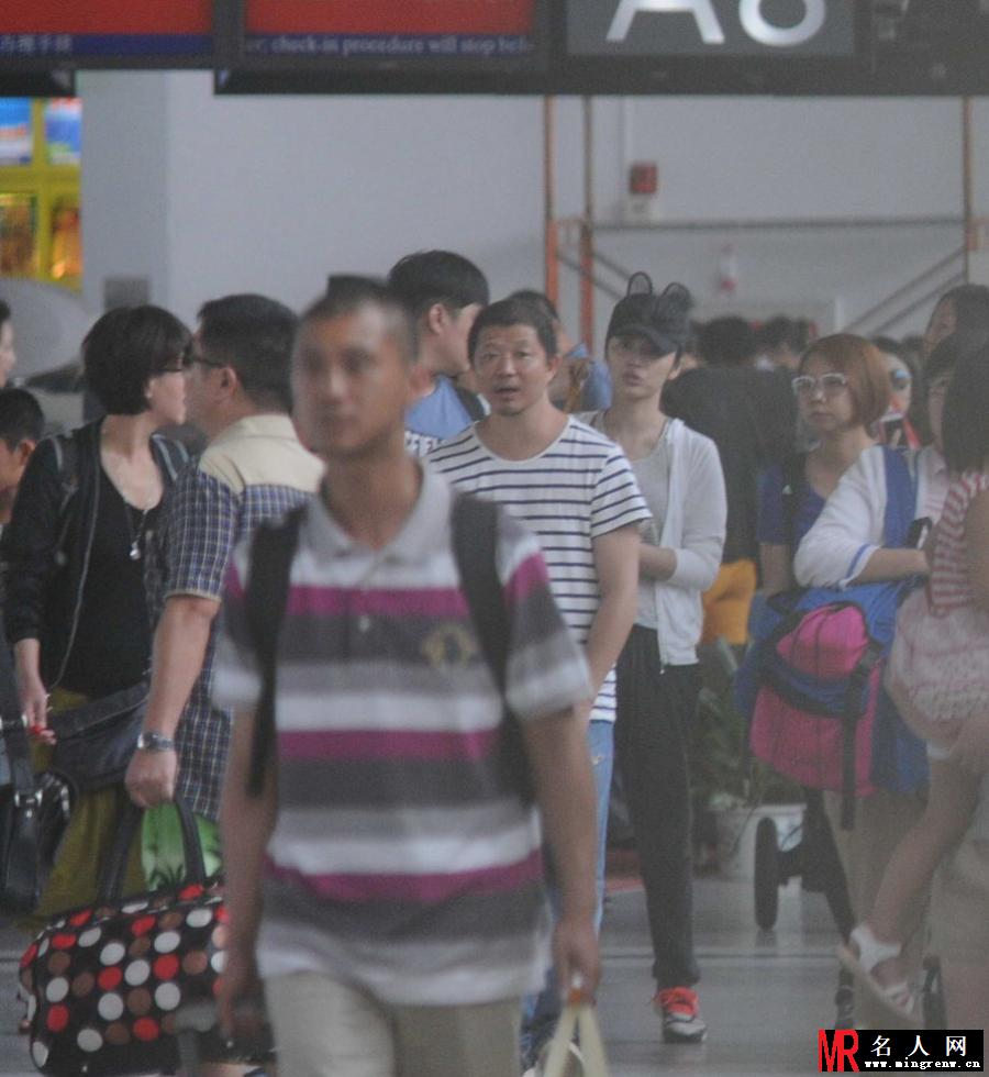 姚晨素颜现身三亚机场 遭旅客纷纷围观(1)