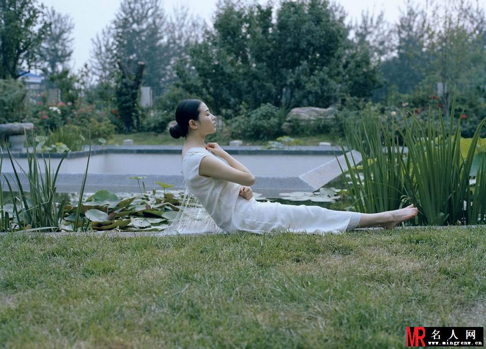 张辛苑诡丝写真 神秘魅力吸引眼球(1)