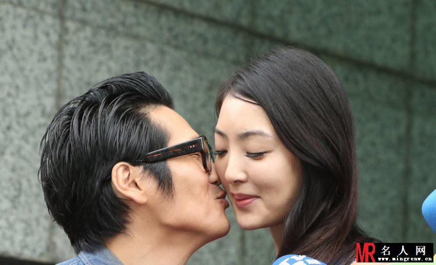 情人节浓情蜜意 明星公开Kiss甜蜜瞬间(1)